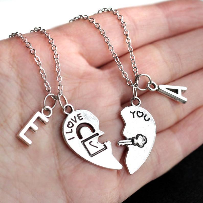 Ensemble De Collier Avec Initiales En Forme De Coeur Brisé En Argent Sterling