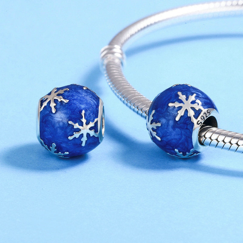 Perla di fascino blu con fiocchi di neve scintillanti in argento sterling