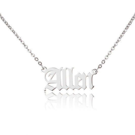 Collana con nome della scrittura a mano gotica con lettera classica in argento sterling